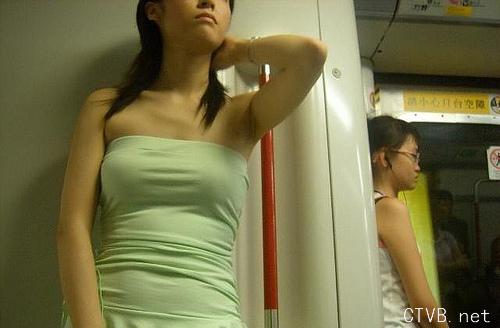 美腿走光 - 地铁女被这样摸都不反抗 - 4.jpg