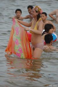 美腿走光 - 偷拍穿蕾丝内裤游泳的少妇 - 10.jpg