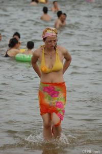 美腿走光 - 偷拍穿蕾丝内裤游泳的少妇 - 5.jpg