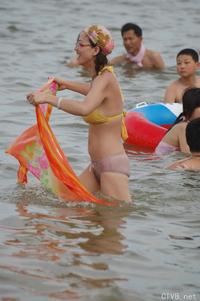 美腿走光 - 偷拍穿蕾丝内裤游泳的少妇 - 2.jpg