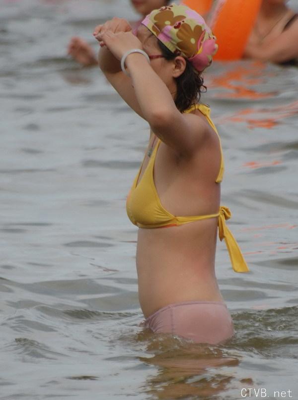 美腿走光 - 偷拍穿蕾丝内裤游泳的少妇 - 6.jpg