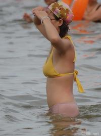 美腿走光 - 偷拍穿蕾丝内裤游泳的少妇 - 6.jpg