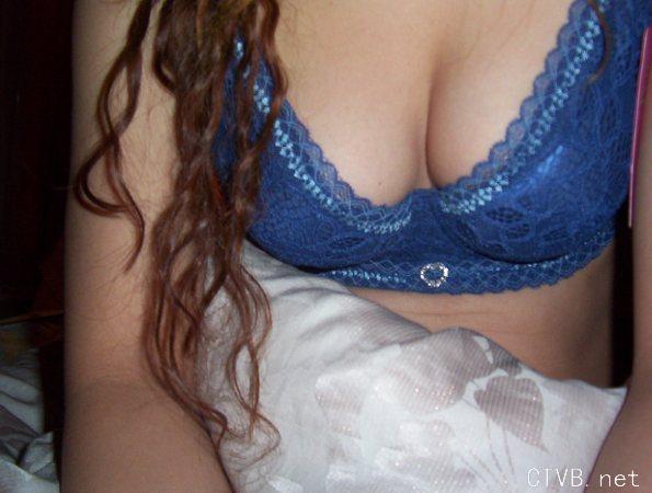 美腿走光 - 少妇丰满的大奶子酥胸半露自拍 - 6.jpg