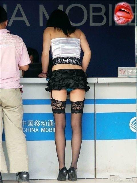 美腿走光 - 在街拍一个黑丝美女时巧遇猥亵男 - 1.jpg