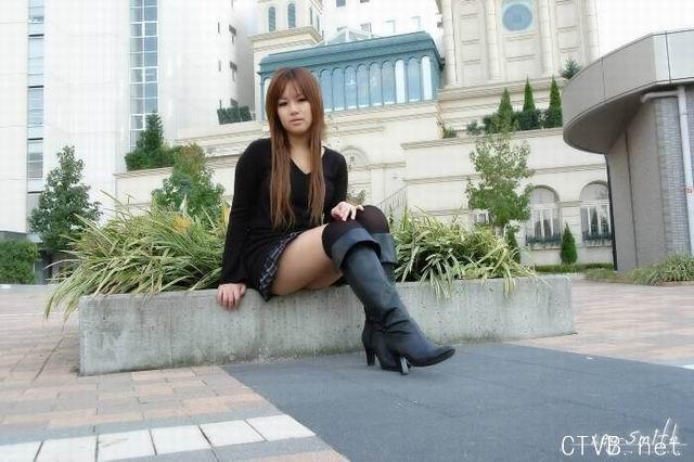 美腿走光 - 偷拍小区里的妹妹 - 4.jpg