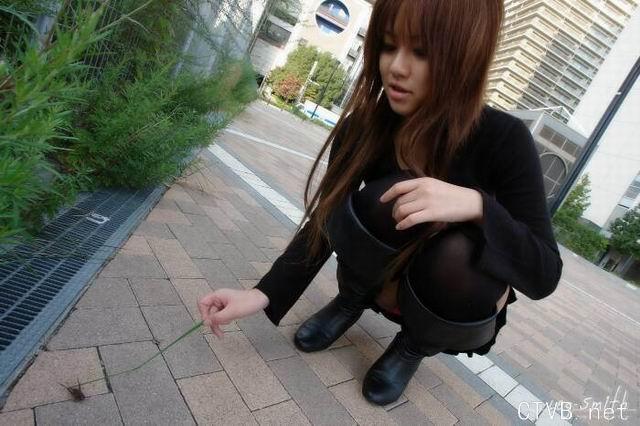 美腿走光 - 偷拍小区里的妹妹 - 6.jpg