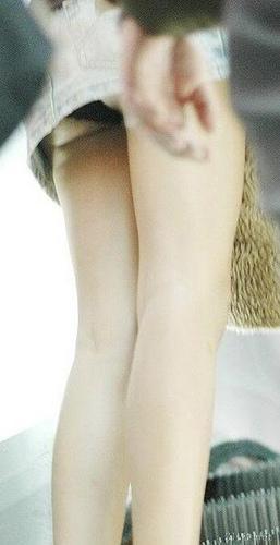 美腿走光 - 重庆步行街跟拍穿牛仔短裙地女孩走光 - 7.jpg