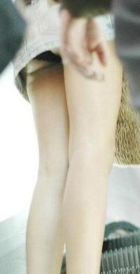 美腿走光 - 重庆步行街跟拍穿牛仔短裙地女孩走光 - 7.jpg