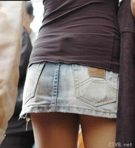 美腿走光 - 重庆步行街跟拍穿牛仔短裙地女孩走光 - 3.jpg