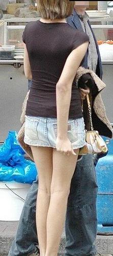 美腿走光 - 重庆步行街跟拍穿牛仔短裙地女孩走光 - 1.jpg