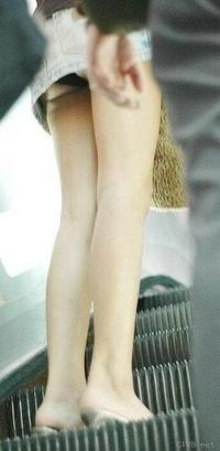 美腿走光 - 重庆步行街跟拍穿牛仔短裙地女孩走光 - 5.jpg