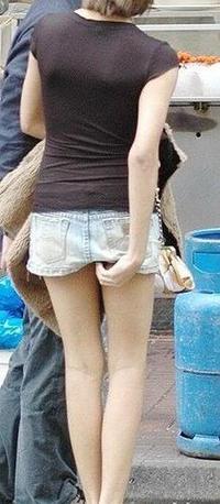 美腿走光 - 重庆步行街跟拍穿牛仔短裙地女孩走光 - 10.jpg