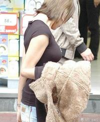 美腿走光 - 重庆步行街跟拍穿牛仔短裙地女孩走光 - 8.jpg