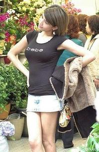 美腿走光 - 重庆步行街跟拍穿牛仔短裙地女孩走光 - 4.jpg