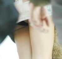 美腿走光 - 重庆步行街跟拍穿牛仔短裙地女孩走光 - 6.jpg