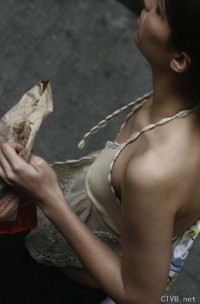 美腿走光 - 超真實的偷拍 - 14.jpg