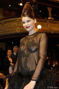 美腿走光 - 卡斯塔透明的衣服 - 1.jpg