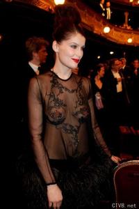 美腿走光 - 卡斯塔透明的衣服 - 4.jpg