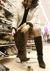 美腿走光 - 少妇商场试鞋被偷拍 - 2.jpg