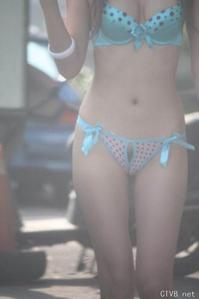 美腿走光 - 马路上偷拍台湾槟榔妹招客 - 3.jpg