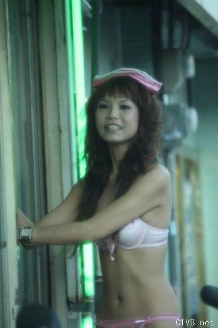 美腿走光 - 马路上偷拍台湾槟榔妹招客 - 11.jpg