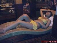 美腿走光 - 穿超短裙帶低胸奶罩的非主流女 - 7.jpg