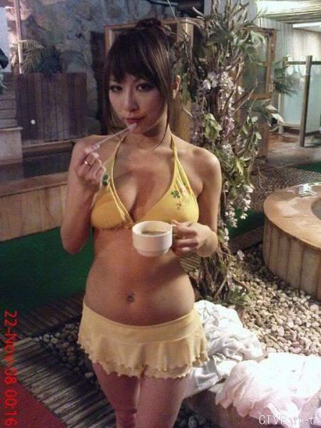 美腿走光 - 穿超短裙帶低胸奶罩的非主流女 - 9.jpg