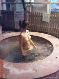 美腿走光 - 穿超短裙帶低胸奶罩的非主流女 - 3.jpg