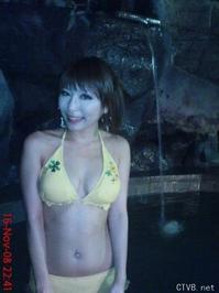 美腿走光 - 穿超短裙帶低胸奶罩的非主流女 - 12.jpg