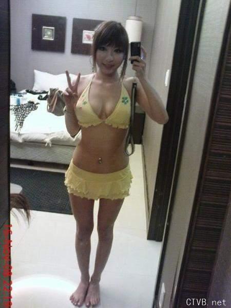 美腿走光 - 穿超短裙帶低胸奶罩的非主流女 - 4.jpg