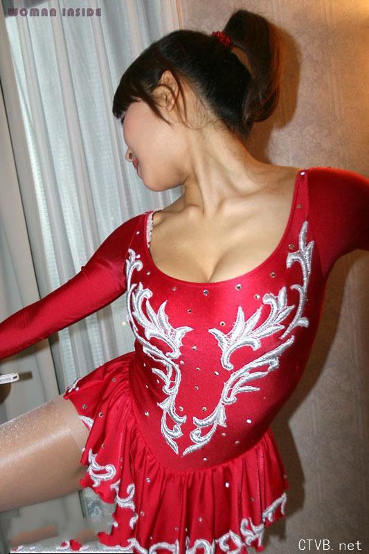 美腿走光 - 大奶滑冰少妇绑鞋带时露春光 - 1.jpg