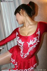 美腿走光 - 大奶滑冰少妇绑鞋带时露春光 - 1.jpg