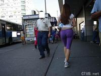 美腿走光 - 街上拍街上拍到性感紫色紧身裤美女 - 7.jpg