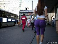 美腿走光 - 街上拍街上拍到性感紫色紧身裤美女 - 5.jpg