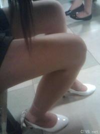 美腿走光 - 在图书馆桌底偷拍MM的大腿 - 1.jpg