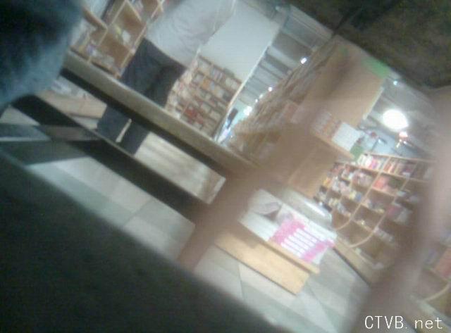 美腿走光 - 在图书馆桌底偷拍MM的大腿 - 4.jpg