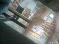 美腿走光 - 在图书馆桌底偷拍MM的大腿 - 4.jpg