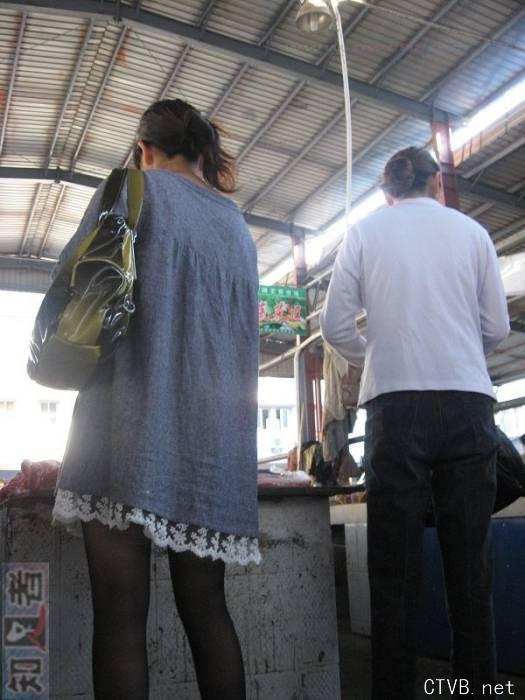 美腿走光 - 菜场偷拍黑丝女买菜 街拍美女 - 8.jpg
