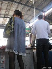 美腿走光 - 菜场偷拍黑丝女买菜 街拍美女 - 8.jpg