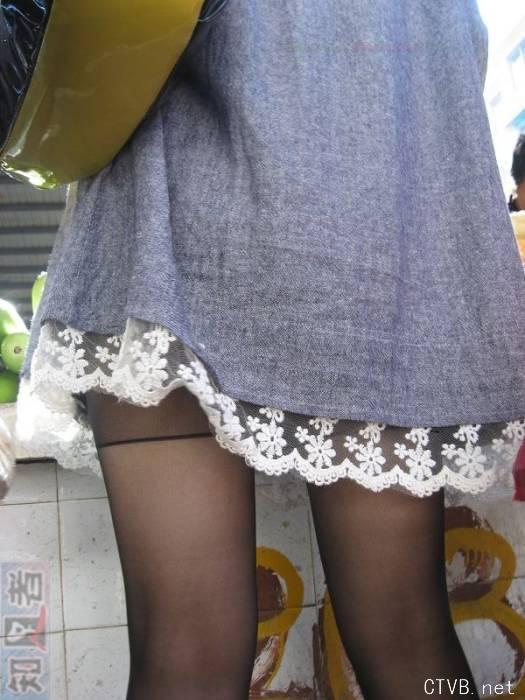 美腿走光 - 菜场偷拍黑丝女买菜 街拍美女 - 9.jpg