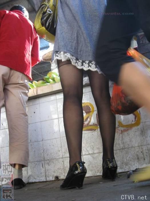美腿走光 - 菜场偷拍黑丝女买菜 街拍美女 - 6.jpg