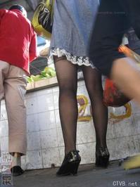 美腿走光 - 菜场偷拍黑丝女买菜 街拍美女 - 6.jpg