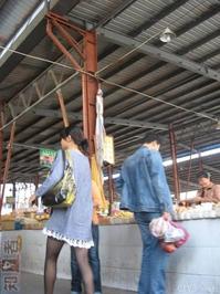 美腿走光 - 菜场偷拍黑丝女买菜 街拍美女 - 11.jpg