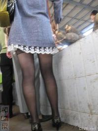 美腿走光 - 菜场偷拍黑丝女买菜 街拍美女 - 7.jpg