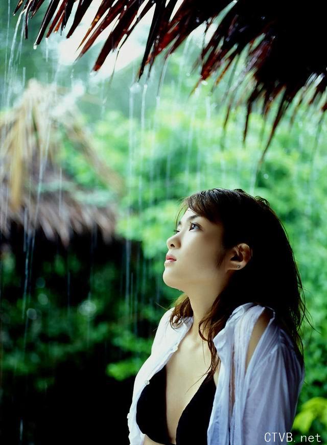 美腿走光 - 海边美女展露湿体身姿 - 11.jpg