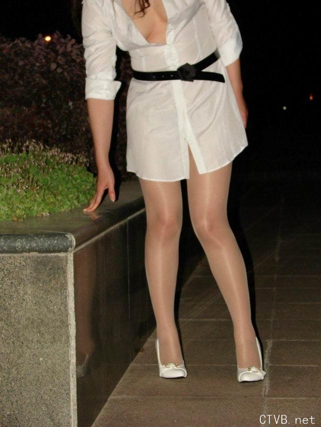 美腿走光 - 老婆的肉丝自拍 没穿胸罩 - 6.jpg