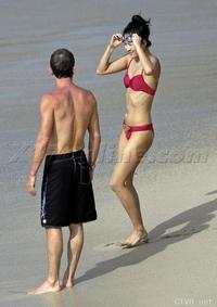 美腿走光 - 章子怡海滩门事件照大全 - 10.jpg