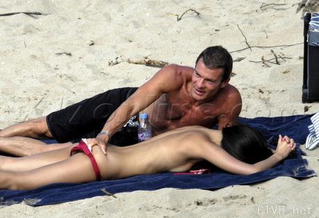 美腿走光 - 章子怡海滩门事件照大全 - 4.jpg