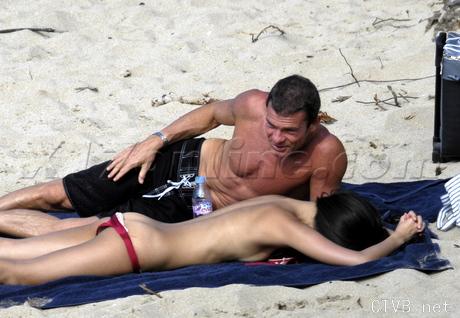 美腿走光 - 章子怡海滩门事件照大全 - 9.jpg