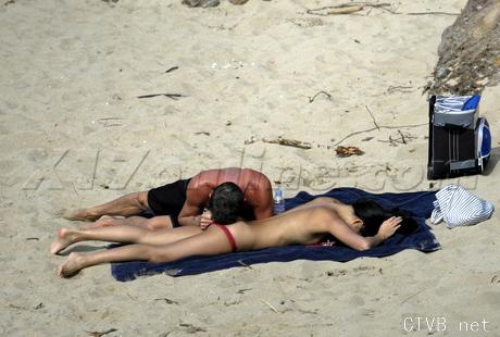 美腿走光 - 章子怡海滩门事件照大全 - 6.jpg